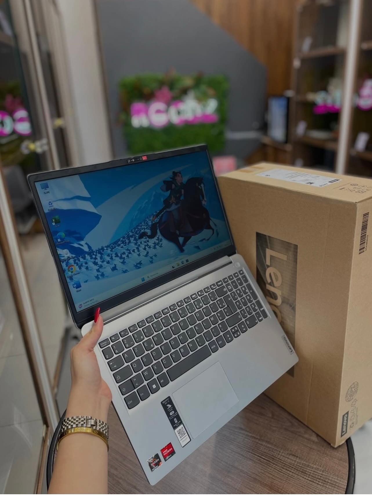 Lenovo Ideapad 1 peu utilisé avec sa boite  ( Ref : V16-120)  - 1