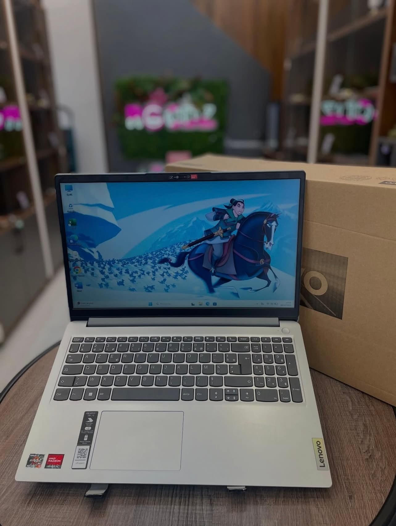 Lenovo Ideapad 1 peu utilisé avec sa boite  ( Ref : V16-120)  - 2
